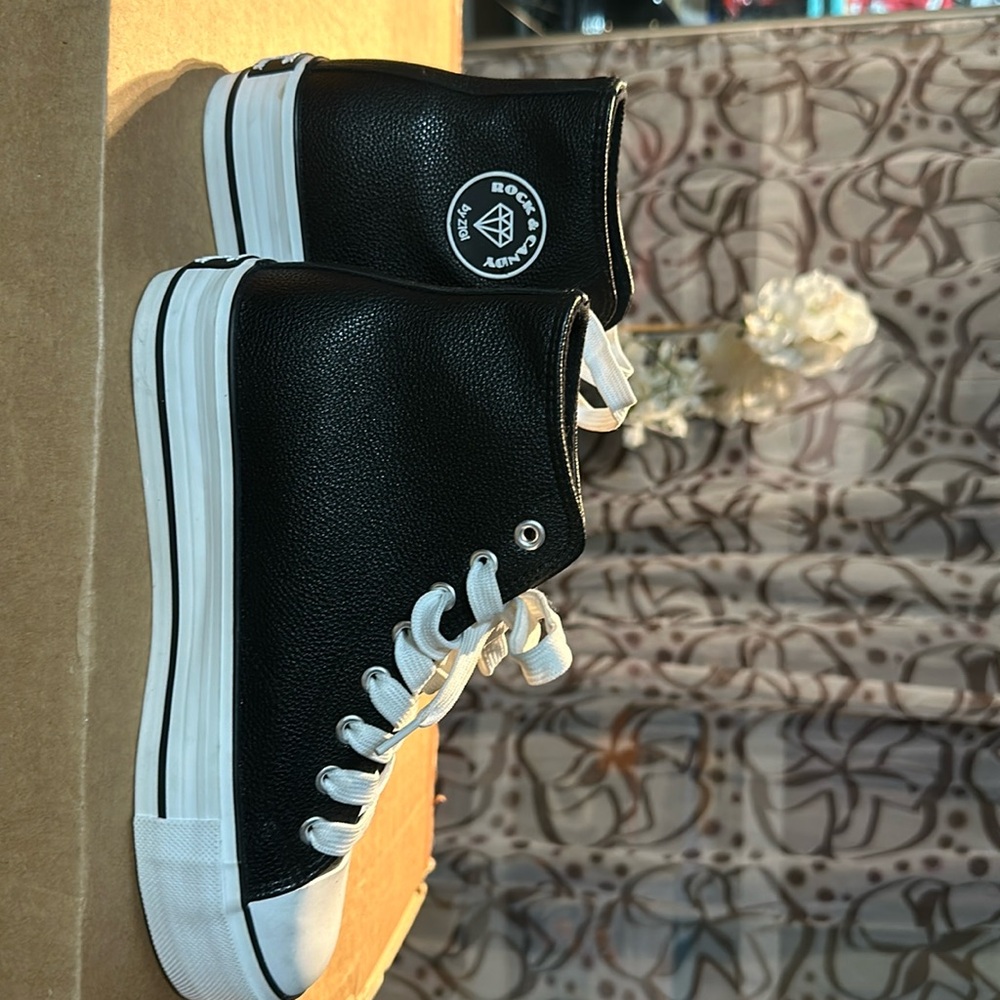 Leather sneakers on platform